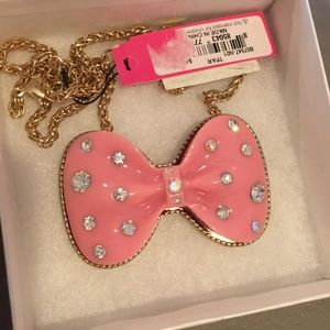 Bow necklace